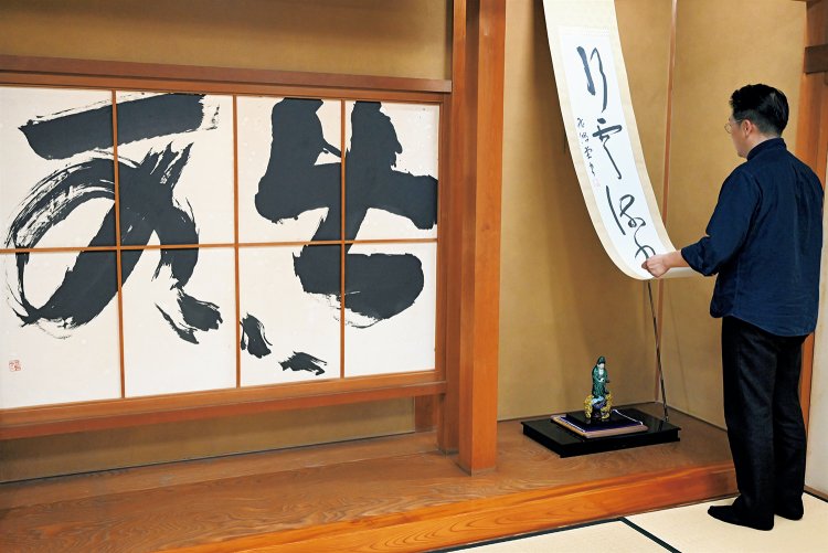 若い頃、美術商だった硯一郎さん。日帰り利用もできる料亭・茶寮清泉亭で、季節ごとに掛け軸を替える。