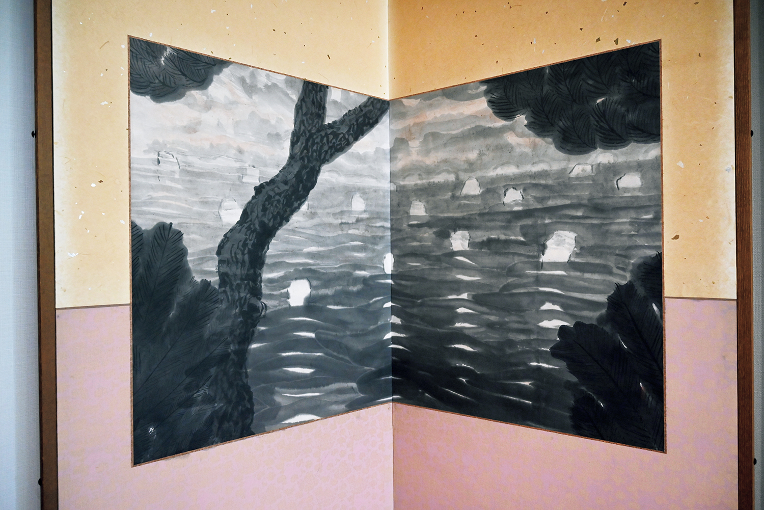 「萩の間」には３代目が屛風に多伎の海の漁火（いさりび）風景を描いた水墨画作品も。