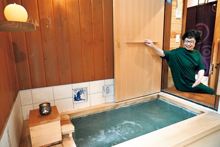 貸切風呂「豊玉の湯」。車イスで入ることができるバリアフリー仕様で、足湯のみでも利用可能。