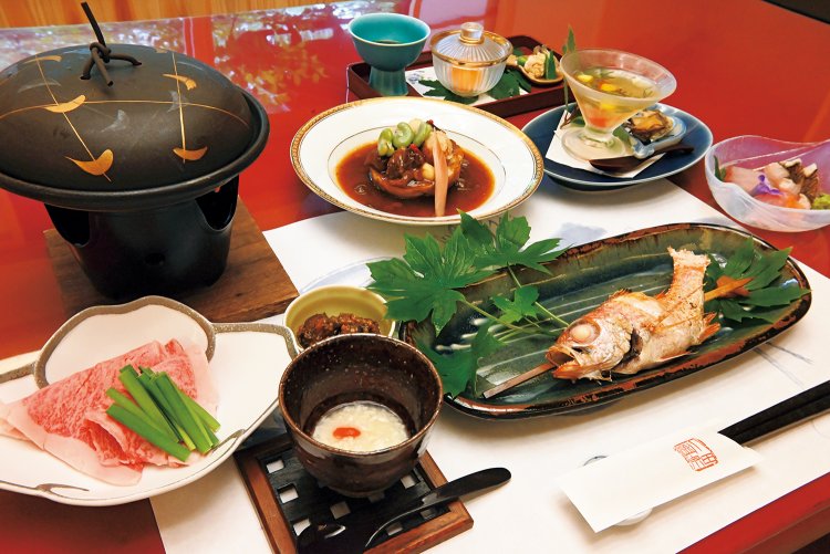 夕食の一例。体に負荷がかかりにくいよう、塩・みりん・醬油など、調味料からこだわっている。農薬を使わない出西しょうがは生産者も選び抜いた。