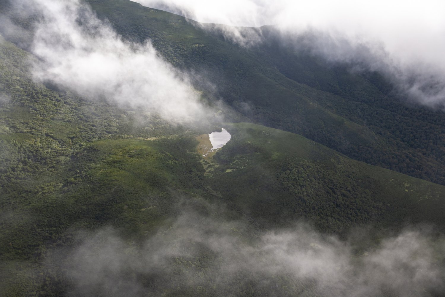雲の切れ間から、知床峠の南側にある天頂山周辺の沼が見えた。