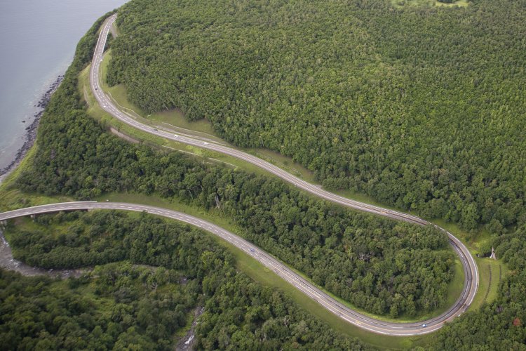 ウトロから知床峠へと続く国道334号。左上がプユニ岬。