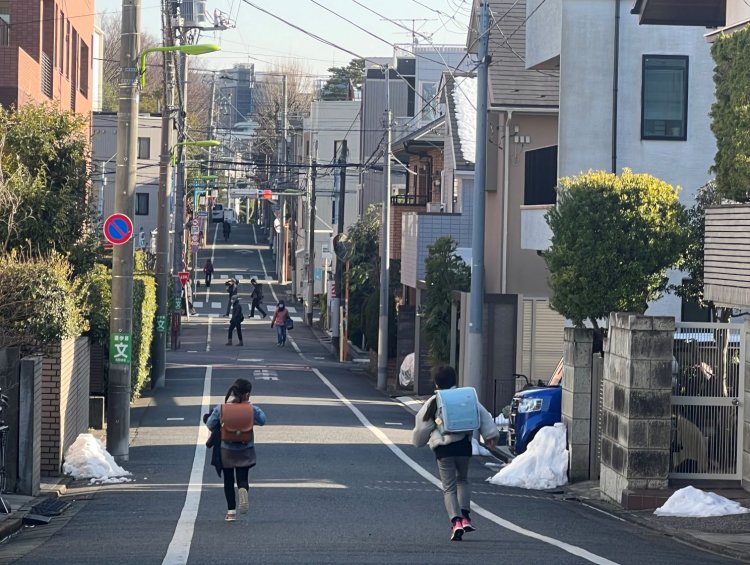 シズ子が暮らした当時はまだ田畑が多かった。この道もかつては未舗装の畦道だったと思われる。