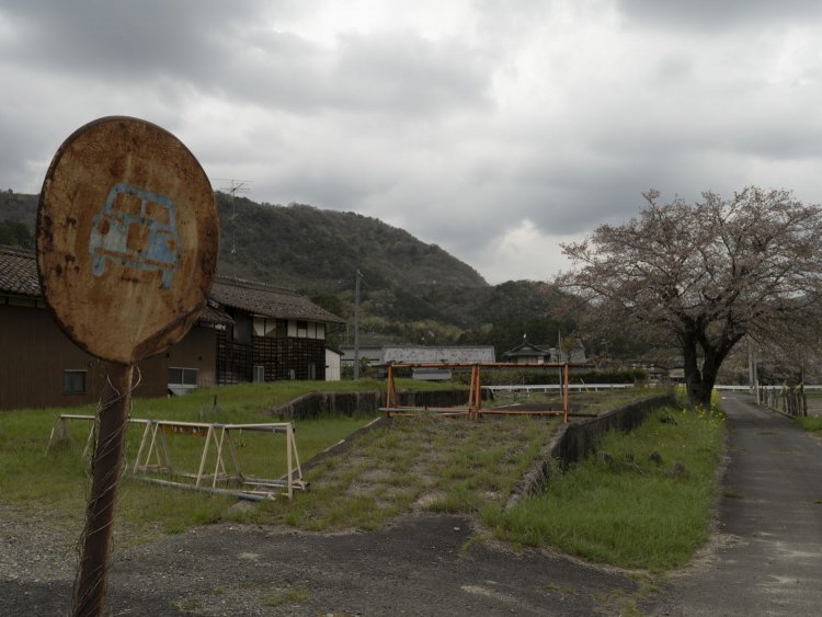 夜に訪れたときは辛うじて柵が見えていた程度だったが、踏切跡には懐かしい自動車通行禁止の標識が錆びていて、ホームのスロープもしっかりと残っているのが確認できた。2021年4月3日撮影。