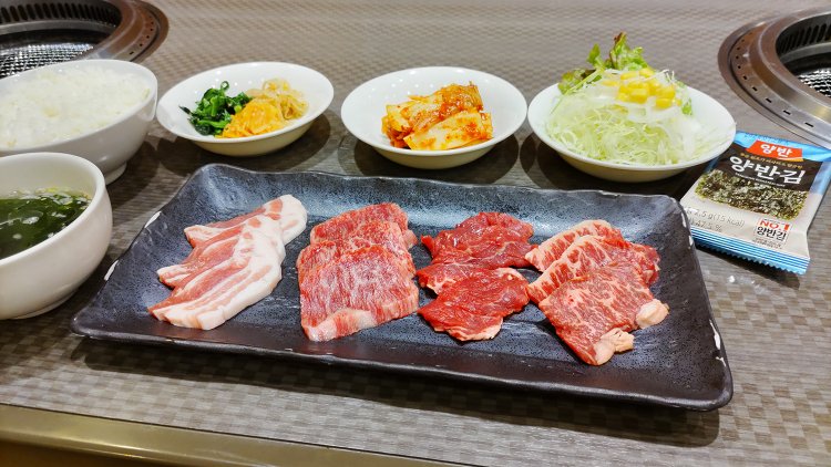 スーパー得盛ランチ2400円。お肉が豪華なだけでなく、野菜もしっかり食べられる。