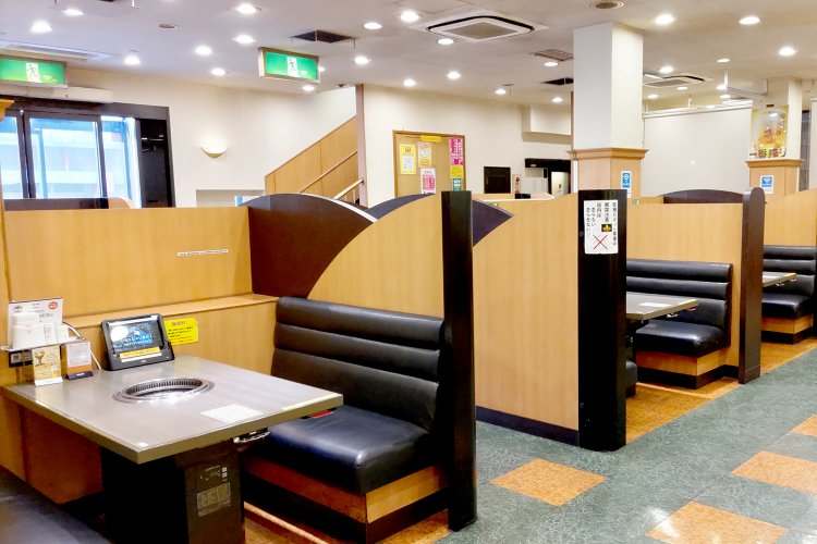 1階はソファ席がメインで、奥に掘りごたつ席もある。2階は座敷の宴会場だ。