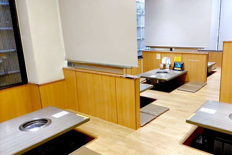 1階の奥には座敷もある。こちらは靴を脱いでゆったり座れる掘りごたつタイプの席。