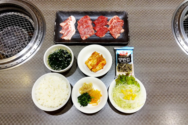 スーパー得盛ランチのセット内容。お肉が豪華なだけでなく、野菜をしっかり食べられるラインナップだ。