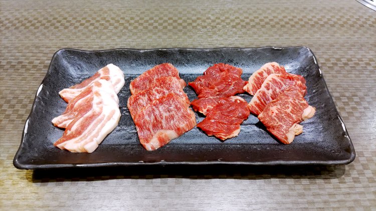 左から、岩中豚、カルビ、ロース、ハラミ。赤身のあいだに 、きれいなサシが入っている。