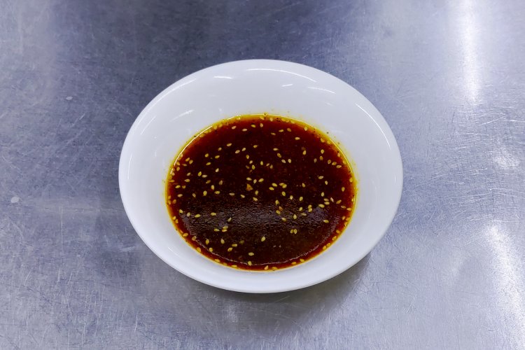 秘伝のもみダレを見せてもらった。このタレにお肉を漬け込むことで、柔らかい肉質に仕上がる。