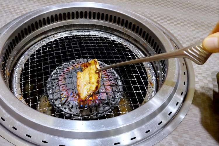 岩中豚を無煙ロースターで焼く。脂身があっさりしていて重たくない一方、旨味はしっかりと感じられる一品。