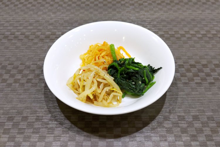 モヤシ、ほうれん草、大根のナムルも自家製だ。毎朝仕込んでいるため鮮度がよく食感もいい。