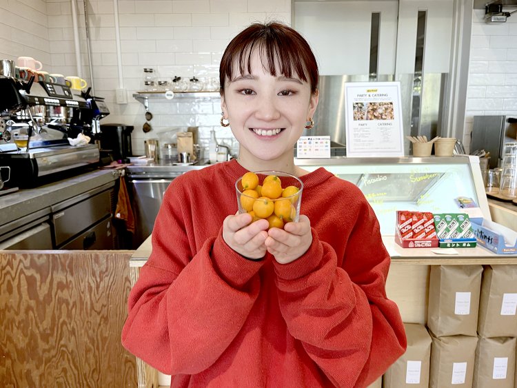 「常連客と気さくにおしゃべりする時間が楽しい」と語る店長の宇留島塁さん。