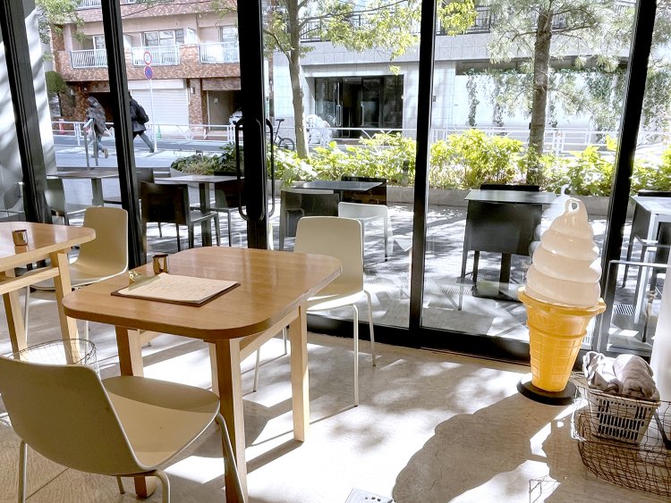 外にはテラス席も完備。春や秋はガラス戸を開きオープンエアになる。