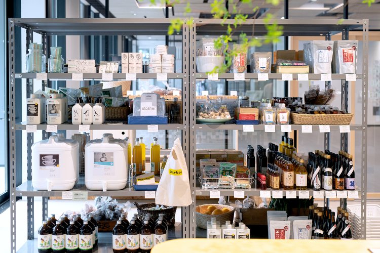 調味料から日用品までセレクトしたアイテムが棚いっぱいに陳列されている。