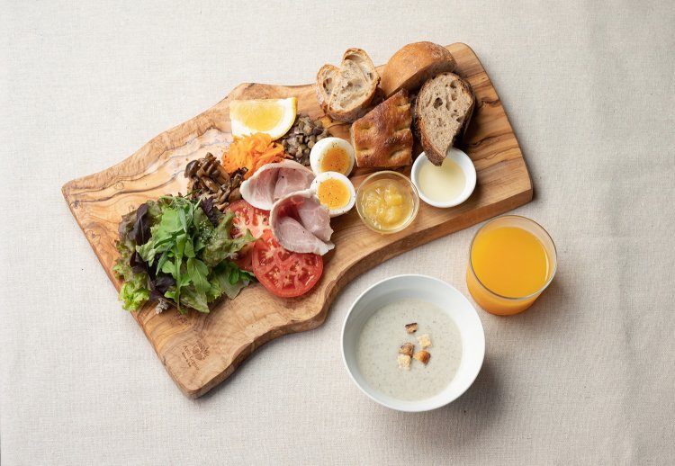 パン、スープ、デリなどが付きボリューム満点！  Markedのモーニング1800円。