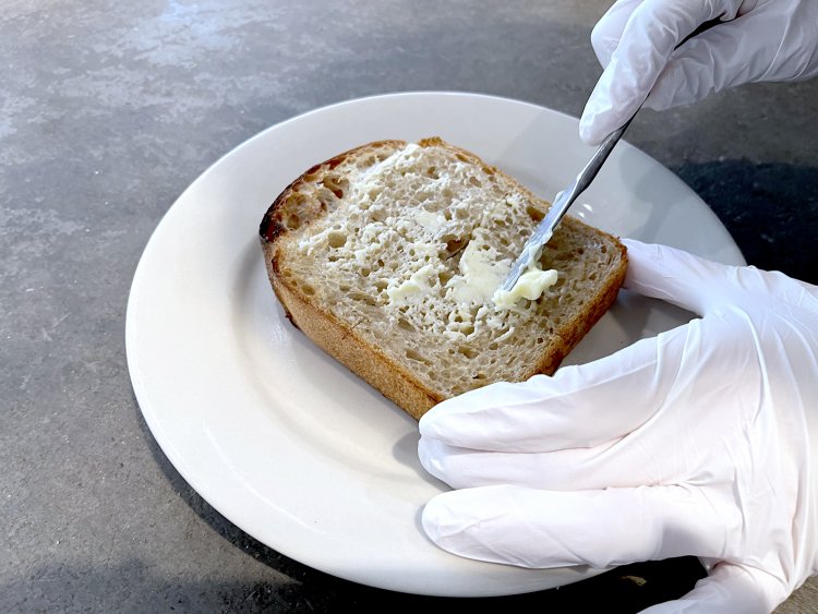 まずはトーストした山食パンにバターをひと塗り。