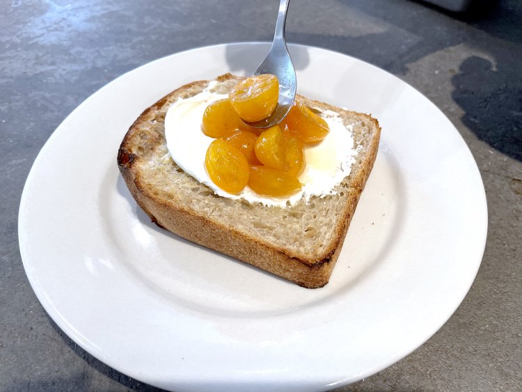 熊本県・江口農園のキンカンを店内でハチミツ漬けにしたものをトーストの上にたっぷり乗せる。