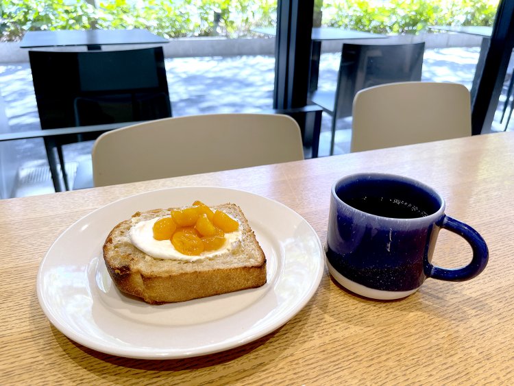旬のフルーツとマスカルポーネのトースト1180円。コーヒーはマグカップにたっぷり。