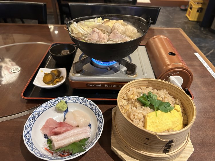 1人前のちゃんこ鍋と深川めし、お刺し身もついたちゃんこ御膳1700円。