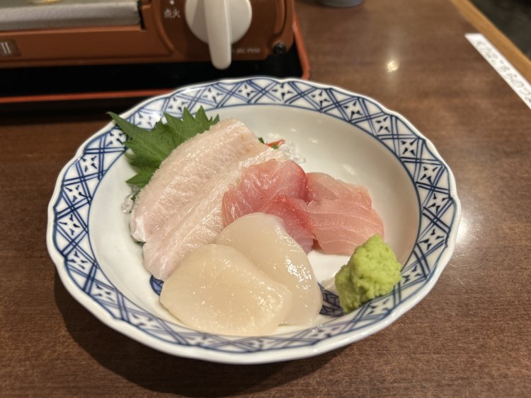 ちゃんこに華を添える鮮度抜群の刺し身。