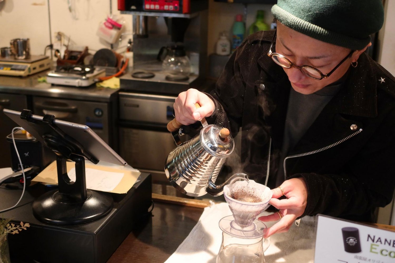 店主・小川芳樹さんがその場で豆を挽き、丁寧にハンドドリップしてくれる。