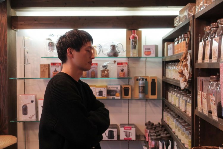 試飲する豆を選定中の岩本さん。『南蛮屋 樹』はコーヒー豆だけでなく茶葉も豊富な取り揃え。