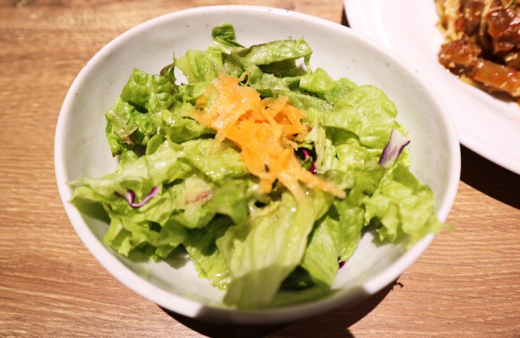 シンプルだからこそ野菜の味わいを惜しみなく堪能できる、色彩鮮やかなサラダ。