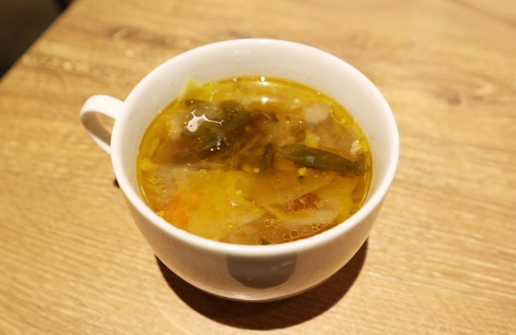 見るからに野菜たっぷりのスープ。よくあるコンソメ味と思いきや……？