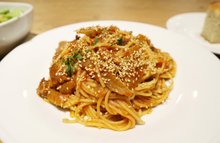 牛バラ肉と江戸東京滝野川ごぼうのラグーソース1200円。