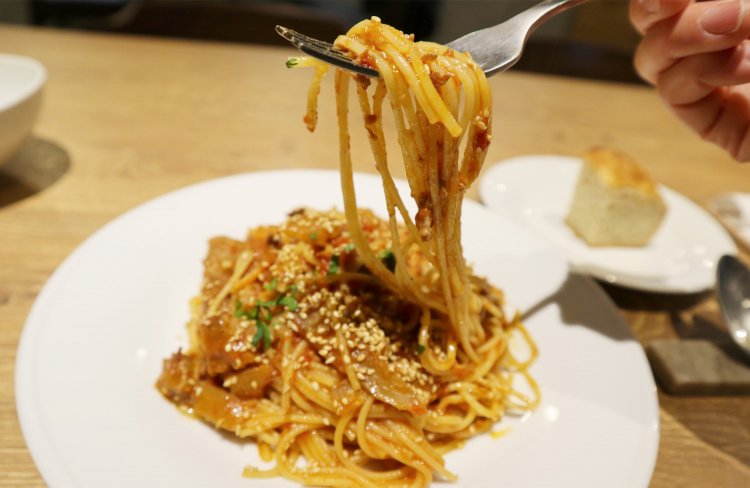 いよいよメインのパスタ！熱々のパスタにラグーソースを絡ませて、いざ実食。