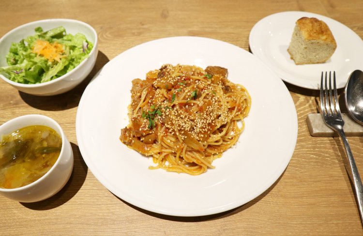 牛バラ肉と江戸東京滝野川ごぼうのラグーソース1200円。サラダ、スープ、自家製フォカッチャ付き。