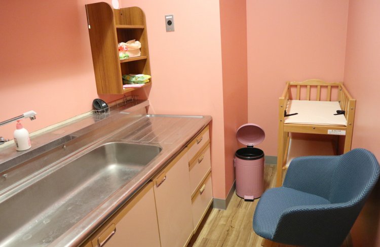 なんと授乳室も完備。ベビーカー入店もOKなので、子育て層も気兼ねなく利用できる。