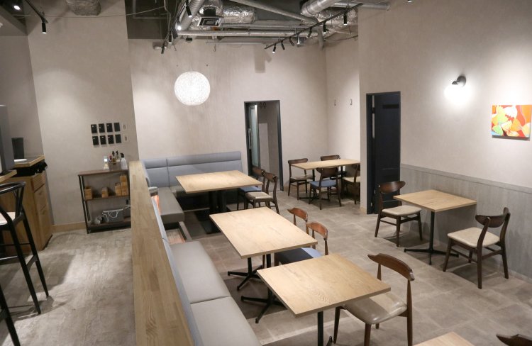 スタイリッシュで洗練された内装の、広々とした店内。