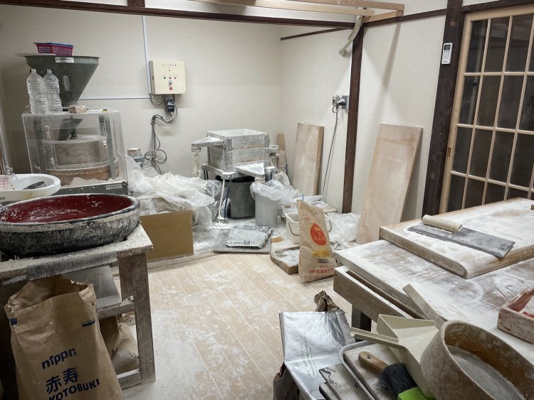 そばを作る部屋。奥に石臼も置いてある。