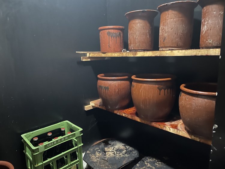 店の中にある蔵で保管されたつゆ。ここでつゆの熟成が行われる。