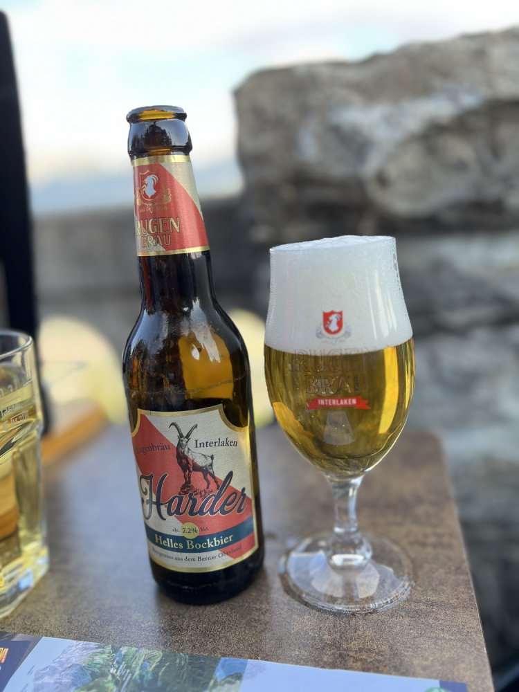ハーダークルム展望レストランで。チーズフォンデュには地元のビールを合わせたい。