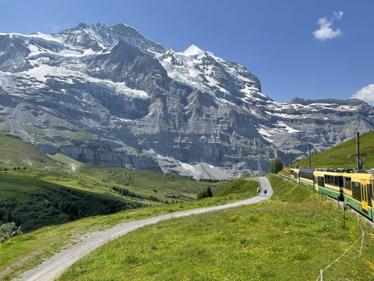 ヴェンゲルンアルプ鉄道は向かって右側の座席を確保して、三山をたっぷり堪能しよう。