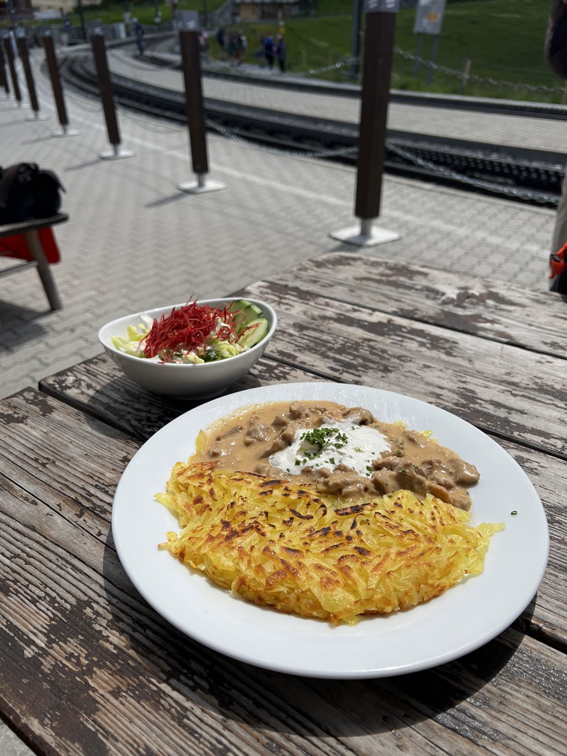 クライネ・シャイデック駅のレストランでレシュティを。スイスの国民食ともいえるポテトのパンケーキは、山岳レストランにはだいたいどこでもある。