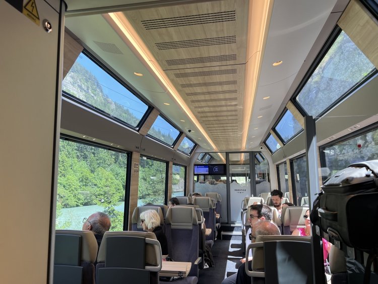 上部にも窓があり、風景が流れていくような「ゴールデンパス・エクスプレス」。
