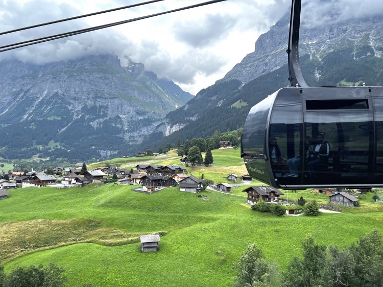 アイガー・エクスプレスでアイガーグレッチャー駅まで。