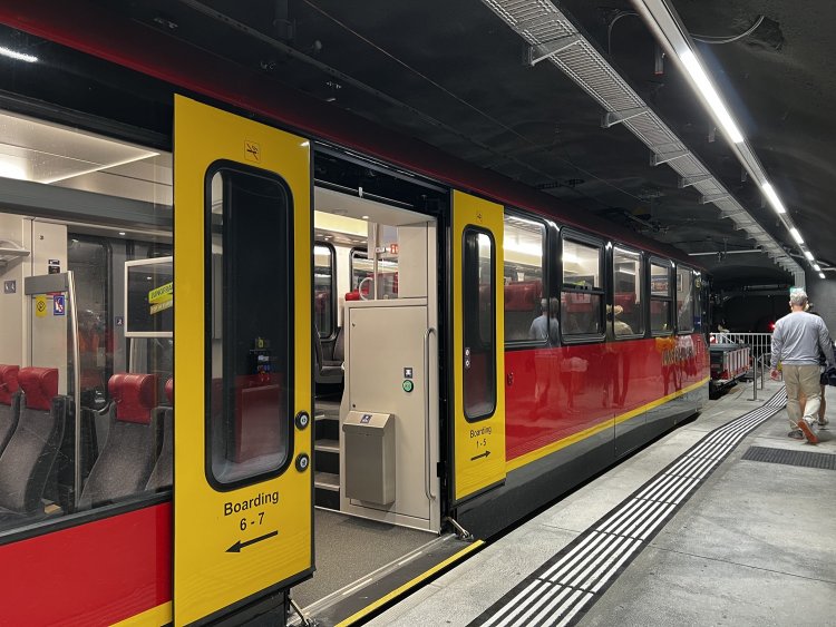 ユングフラウヨッホ駅。こんな高所にも鉄道で気軽に行けるのがスイスの素晴らしさ。