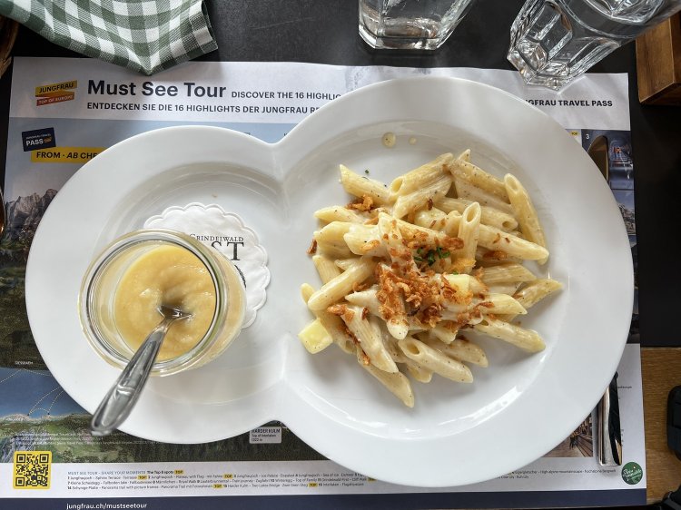 フィルスト駅のレストランで食べたアルペンマカロニ。リンゴをすりおろした甘いソースが付く。