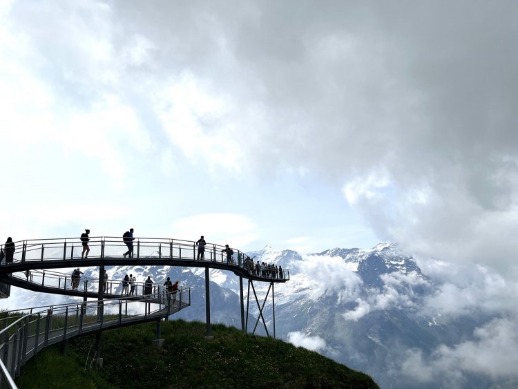 フィルスト山頂の切り立った絶壁に沿って造られた橋上を歩く展望回廊、フィルスト・クリフウォーク。