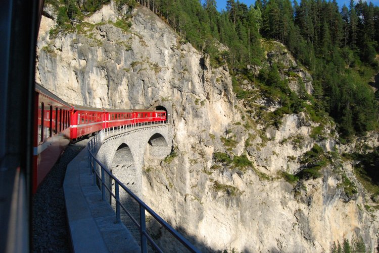 小さな村や橋を渡って進むレーティッシュ鉄道アルブラ線。