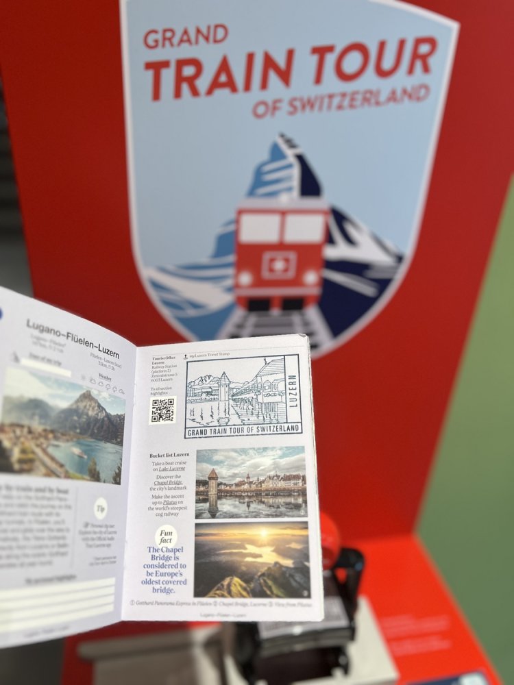 パスポートのようなかわいい冊子「マイグランドトレインツアー」にスタンプを押して、記念に持ち帰ろう。