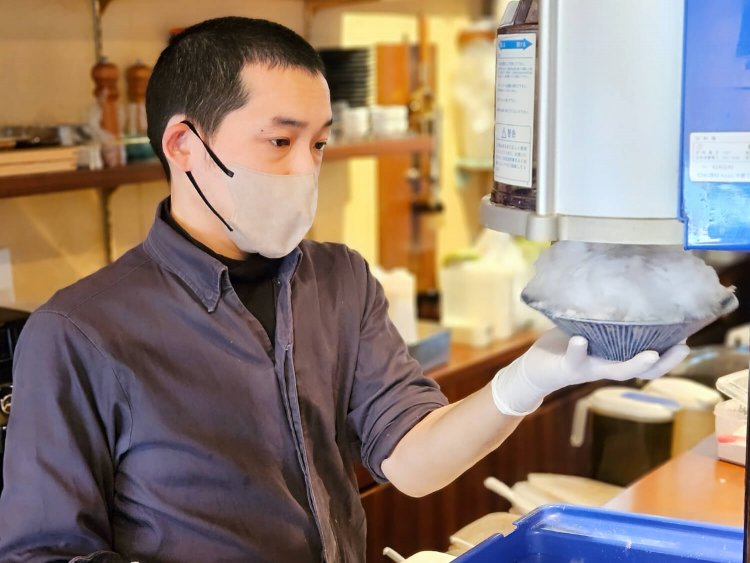 店主の江良保正さん。