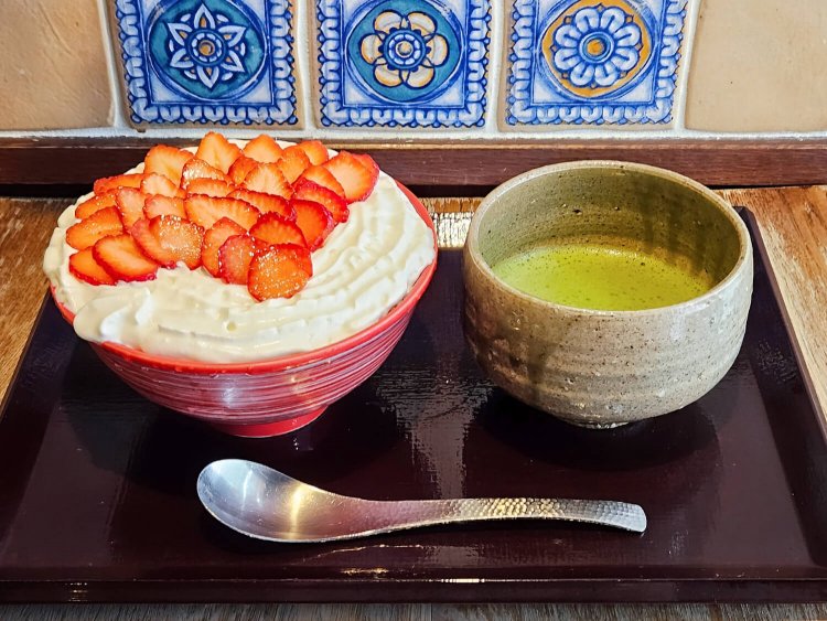 期間限定 あまおう杏仁丼エスプーマ 1540円。