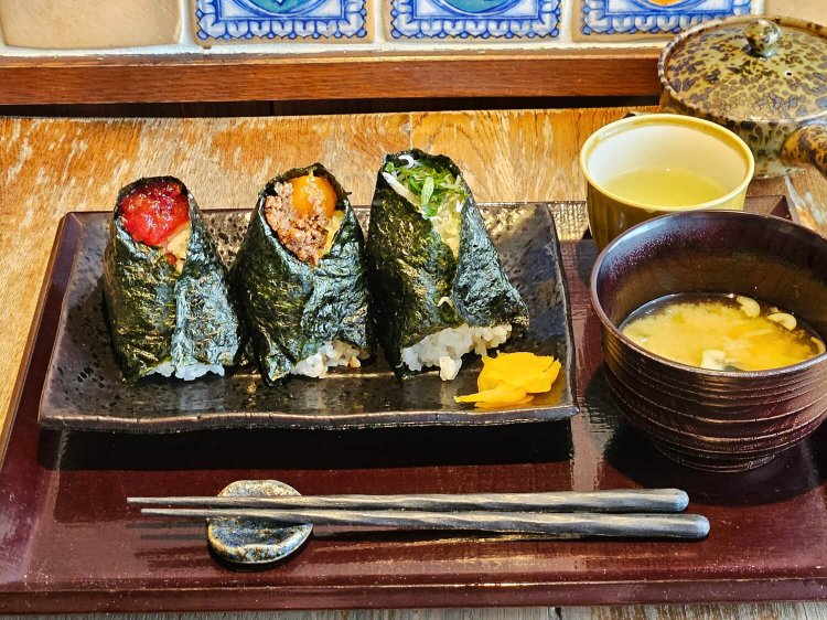 握りたておにぎり 筋子 450円、卵黄醤油漬け 400円（トッピング肉そぼろ+50円）、大葉しらす 400円。