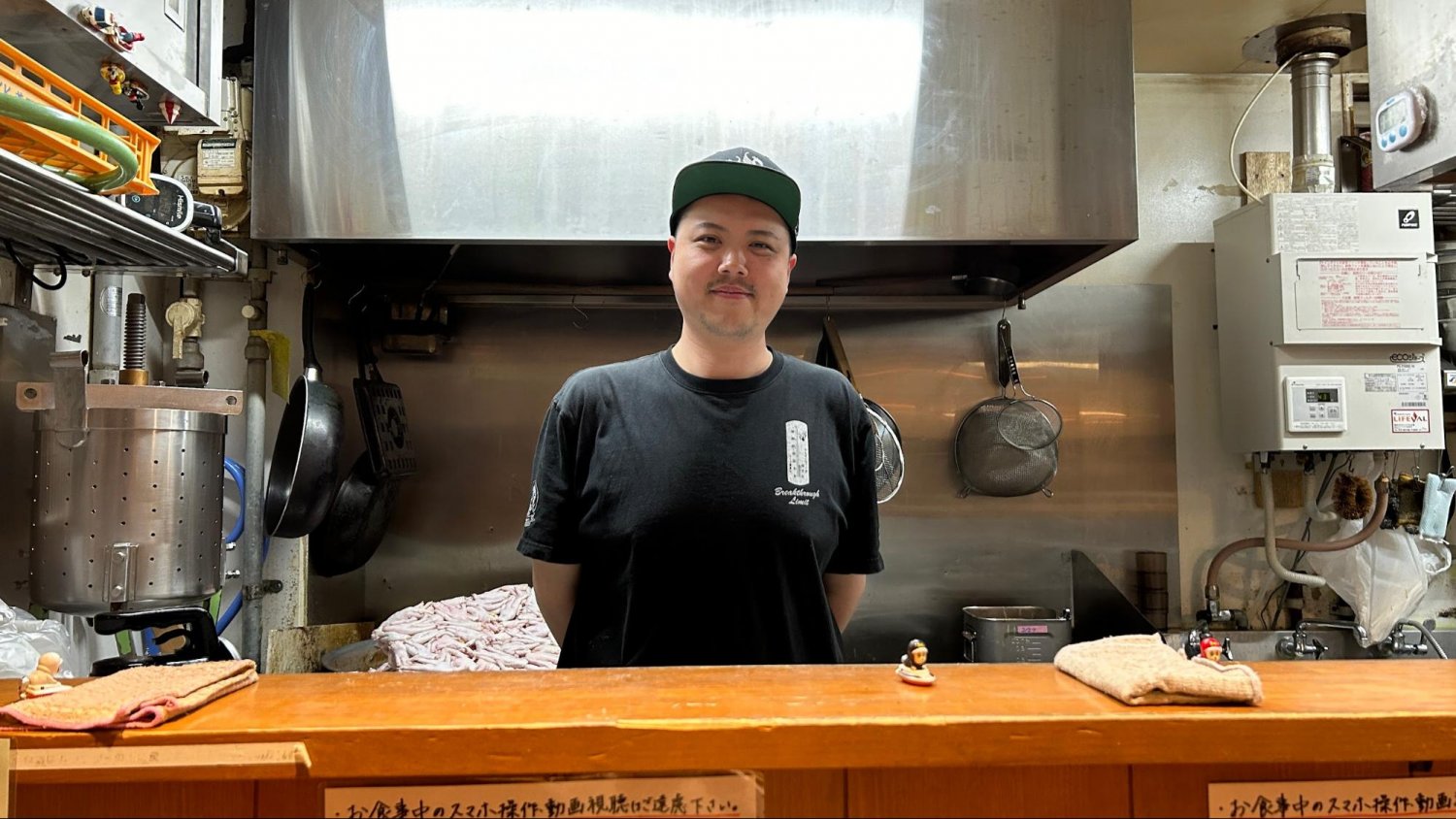 店主の長谷川さんは気さくな笑顔でお客さんを迎え入れる。